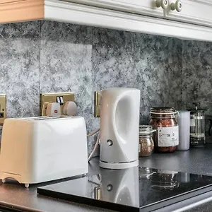 Apartment 2 Bed Near & Ferry